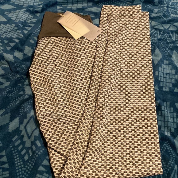 NWT CONTINENTS TRENDY LEGGINGS - Picture 3 of 5